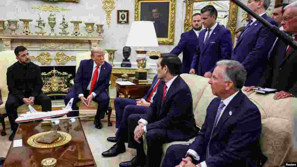 Zelenszkij ezúttal azzal kezdte, hogy megköszönte Trumpnak az „erőfeszítéseit a gyilkolás megállítására”. A két vezető mosolygott és viccelődött, miután Trump melegen üdvözölte Zelenszkijt, és megjegyezte, hogy az ukrán elnök ezúttal fekete öltönyt viselt, ami eltért a szokásos katonai öltözékétől