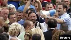 Pregovarač za Beograd se obraća kosovskim Srbima u selu Rudare, 2. avgust 2011.