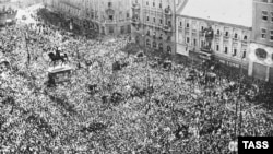Tisuće ljudi na skupu u Zagrebu 1945. proslavljaju pobjedu nad nacističkom Njemačkom i kraj Drugog svjetskog rata.