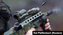 Pripadnik ukrajinskih specijalnih snaga testira oružje prije misije u regiji Bahmut 6. aprila.