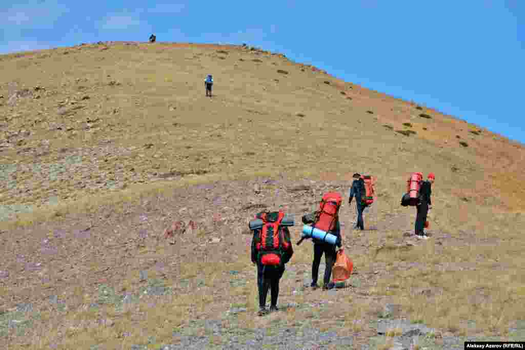 На третий день участники первой экспедиции Beken Ata Expeditions: Sacred QyzEmshek возвращаются домой. Как сказал руководитель фонда &laquo;Бекен Ата&raquo; Бекбол Нурмуханбетов, за время экспедиции удалось продвинуться в изучении памятника &laquo;Кыземшек&raquo; на два-три шага вперед. И это не последняя экспедиция волонтеров сюда, которую организовал фонд. Одна из задач, стоящих перед фондом, &ndash; найти финансирование экспедиций сюда и в другие места с памятниками древности. В частности, аренда транспорта, проезд по канатной дороге, покупка необходимого оборудования (планшетов, линеек, бумаги и так далее) требуют финансовых затрат.