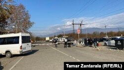 მოქალაქეები საზღვრის გახსნის მოლოდინში ენგურის ხიდთან