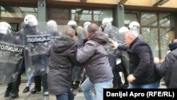 Opozicija drugi dan zaredom pokušava da blokira ulaz u Više javno tužilaštvo u Novom Sadu, 20. novembar 2024.