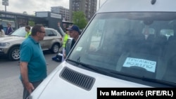 Saša Gojković kod kombija kojim vozi studente i njihov tim, Novi Sad, 25. april 2025