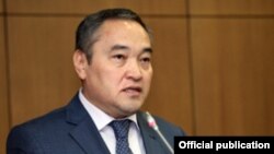 Дархан Мынбай, министр культуры и информации. 