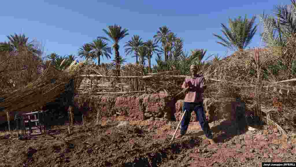 Мусташ обрабатывает свой маленький участок, на котором он выращивает овощи. Своей музыкой он больших денег не зарабатывает, но такие музыканты из народа придают Марокко незабываемый колорит. Мусташ представитель коренного населения Северной Африки &ndash; берберов. Это бывшие кочевники, не ассимилированные пришедшими из востока арабами, и сохранившие свой род и язык. В 2011 году принят закон, согласно которому берберские языки приравниваются по статусу к государственному арабскому.