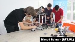 Učenici i mentori iz bh. robotičke reprezentacije u Centru za edukaciju, robotiku, inovacije i tehnologiju Mostar