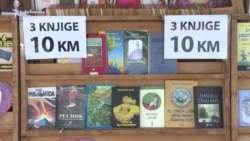 Studentkinja generacije prodaje knjige na ulici