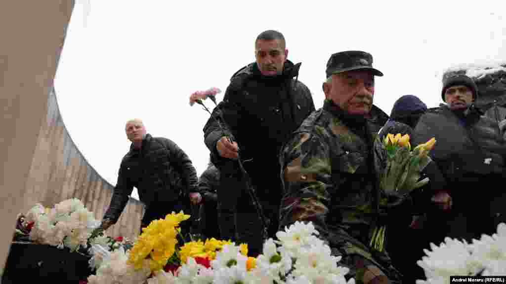 De la 1 ianuarie 2025, veteranii războiului de pe Nistru și alte categorii de participanți la acțiuni militare beneficiază de o alocație lunară de 1.610 lei. Persoanele cu dizabilități de pe urma războiului primesc lunar 2.254 lei, sprijin care ajunge la peste 27.000 de cetățeni.