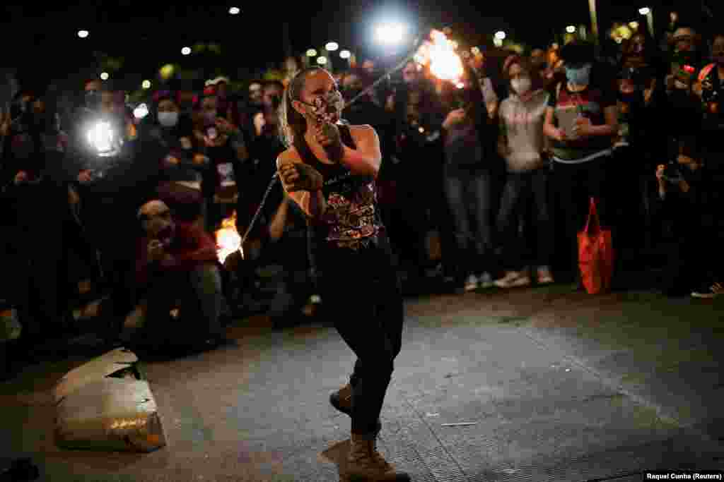 Tűzzsonglőr a halottak napi Catrina-felvonuláson Mexikóvárosban. Az országban tavaly 3723 nő és lány vált gyilkosság áldozatává