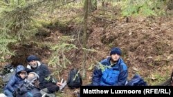 Членовите на семејството на Сроур во шумскиот ров поминаа многу денови криејќи се пред да добијат помош од локалните активисти.