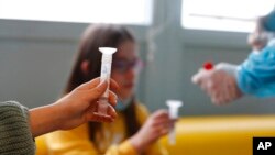 Во Холандија порастот на случаите на ковид-19 кај децата принуди половина од училиштата ширум земјата да ги затворат вратите