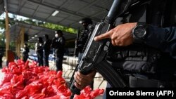 Policija u Hondurasu čuva zaplenjeni kokain poslat iz Kolumbije, 4. februar 2021. Kolumbijska policija navodi da samo najmoćnija narko banda u zemlji, Klan del Golfo, iznosi mesečno oko 20 tona kokaina.