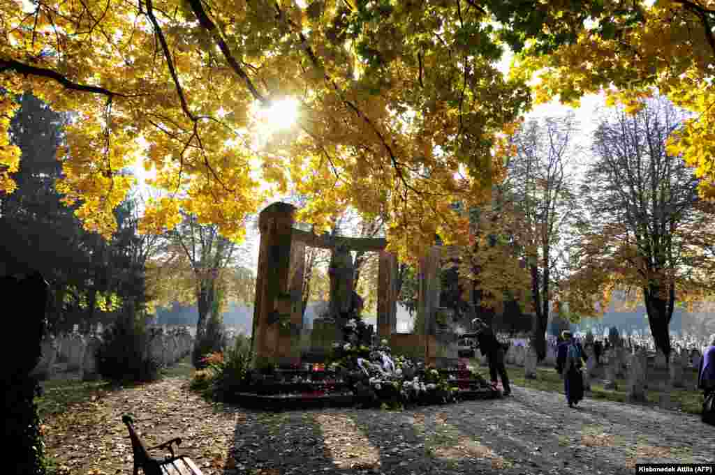 Halottak napja Magyarországon, a pécsi temetőben