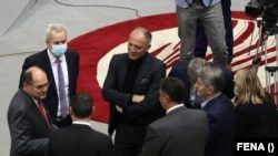 Christian Schmidt (krajnje lijevo) u razgovaru sa poslanicima Predstavničkog doma Parlamenta BiH, Sarajevo (28. oktobar 2021.)