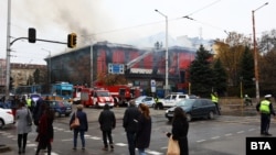 Историческата сграда на пл. "Възраждане" в София гори за втори път.