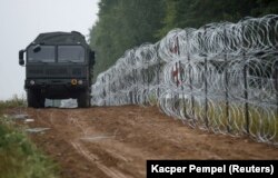 O parte din gardul construit de soldații polonezi la granița dintre Polonia și Belarus, în apropiere de satul Nomiki, Polonia.