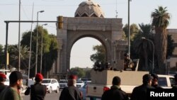  Nakon napada dronom na rezidenciju premijera, iračke snage bezbjednosti raspoređene su na jednom od ulaza u utvrđenu Zelenu zonu u Bagdadu, 7. novembra 2021. 