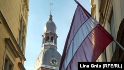 Drapelul Letoniei pe o stradă din centrul capitalei Riga, 15 octombrie 2021