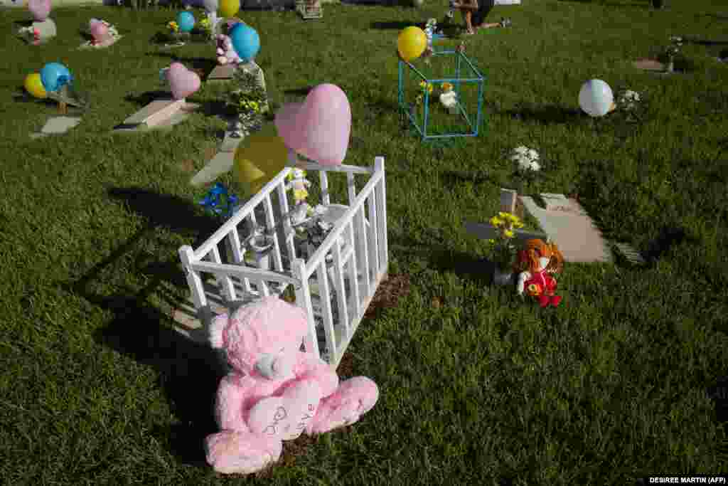 Gyerekek sírjai egy spanyol temetőben mindenszentekkor