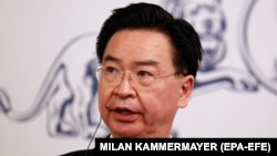 Министр иностранных дел Тайваня Джозеф У выступает на пресс-конференции после встречи с председателем сената Чехии Милошем Выстрчилом в верхней палате чешского парламента в Праге, Чешская Республика, 27 октября 2021 года