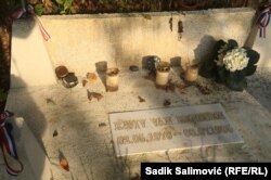 Rawiv Van Renssen je ubijen u naselju Bibići, kraj Srebrenice, gdje je i sahranjen. Njegovi Roditelji Ben i Paula redovno obilaze i njegov grob u okolini Srebrenice.