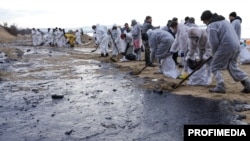 За словами правозахисника, зараз глави російських адміністрацій прибережних районів на західному узбережжі анексованого Криму намагаються знайти розв'язання цієї проблеми, але поки що військові пріоритети превалюють над екологічними та курортними (ілюстративне фото)