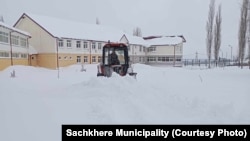 საჩხერის მუნიციპალიტეტის მერიის ცნობით, დიდთოვლობის გამო ცხრა სოფელი „ჩაიკეტა“.