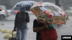 У південній частині України, східних, Дніпропетровській і Кіровоградській областях 4 серпня будуть сильні грози, пориви вітру і шквали 17-22 м/с, в окремих районах 25-30 м/с, град