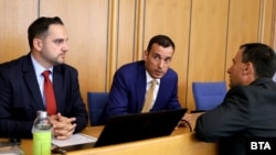 Кметът на София Васил Терзиев заедно с председателя на Столичния общински съвет (СОС) Цветомир Петров по време на извънредното заседание на СОС в понеделник, 25 август 2025 г.