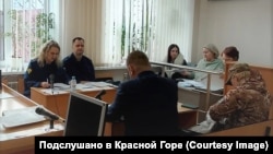 Заседание суда. Елена Соколова - крайняя слева в заднем ряду. Людмила Гурбанова в камуфляжной форме