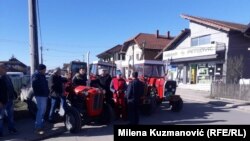 Protest poljoprivrednika kod Uba