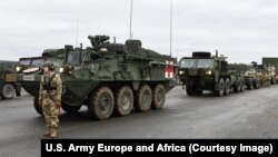 Бронирана машини за пехотата „Страйкър“, снимани на учение в Румъния.