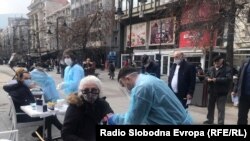 Скриниг тестирање на анти тела на Ковид-19 на улица Макеоднија во Скопје.