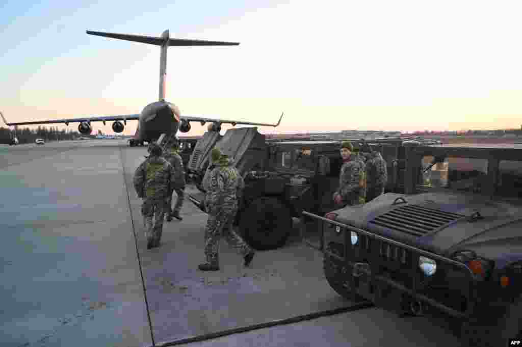 70 de vehicule multifuncționale cu roți de mare mobilitate (HMMWV) și alte vehicule au fost trimise de SUA în Ucraina. Echipamente de acest fel au mai fost livrate și de alte state.&nbsp;