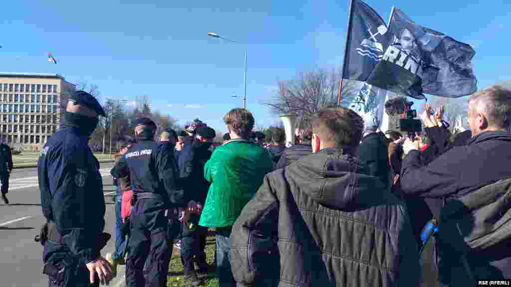 Predsednik Srbije Aleksandar Vučić bi trebalo u 13 sati u Palati Srbija da uruči odlikovanja zaslužnim pojedincima i institucijama povodom Dana državnosti Srbije.