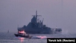 Corveta rusească Dmitri Rogacev, traversând Strâmtoarea Bosfor, în drum spre Marea Neagră, 16 februarie 2022 