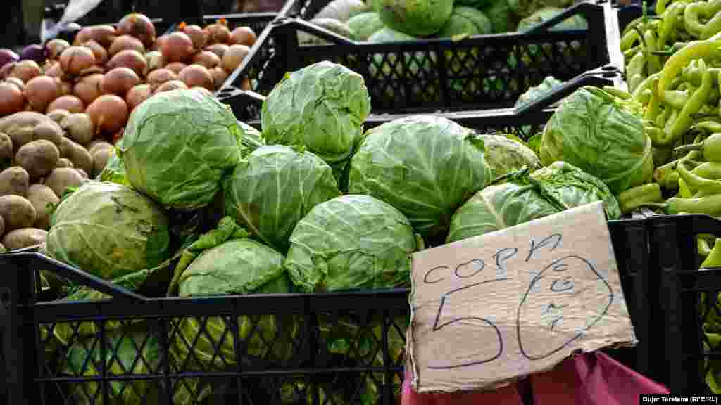 Një lakër në këtë tezgë të Tregut të Gjelbër kushton 50 centë.&nbsp;