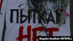 Надпись: «Пыткам нет» — на траурном митинге в Алматы, участники которого требовали справедливого расследования январских событий. 13 февраля 2022 года