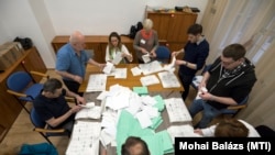 Az átjelentkezéssel szavazók, illetve a külképviseleten szavazók borítékjait "bekeverik" a választás estéjén fel nem bontott urnákba, és így számlálja meg a voksokat a szavazatszámláló bizottság a VII. kerületi polgármesteri hivatalban 2018. április 14-én