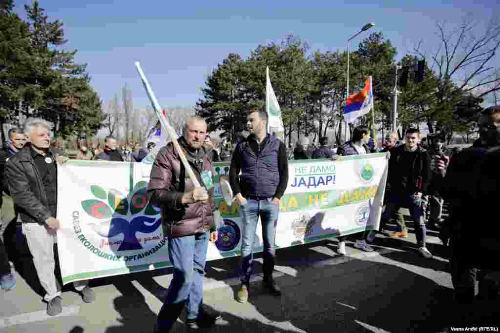 Ekološki aktivisti smatraju da uredba Vlade o ukidanju dozvola Rio Tintu, kompaniji koja je planirala izgradnju rudnika, nije doneta na pravno valjan način, zbog čega strahuju da će se posle izbora ta kompanija vratiti.