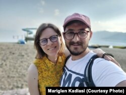 Mariglen Kadiasi dhe bashkëshortja e tij.