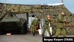 Militari ruși la postul de control de la Bender.
