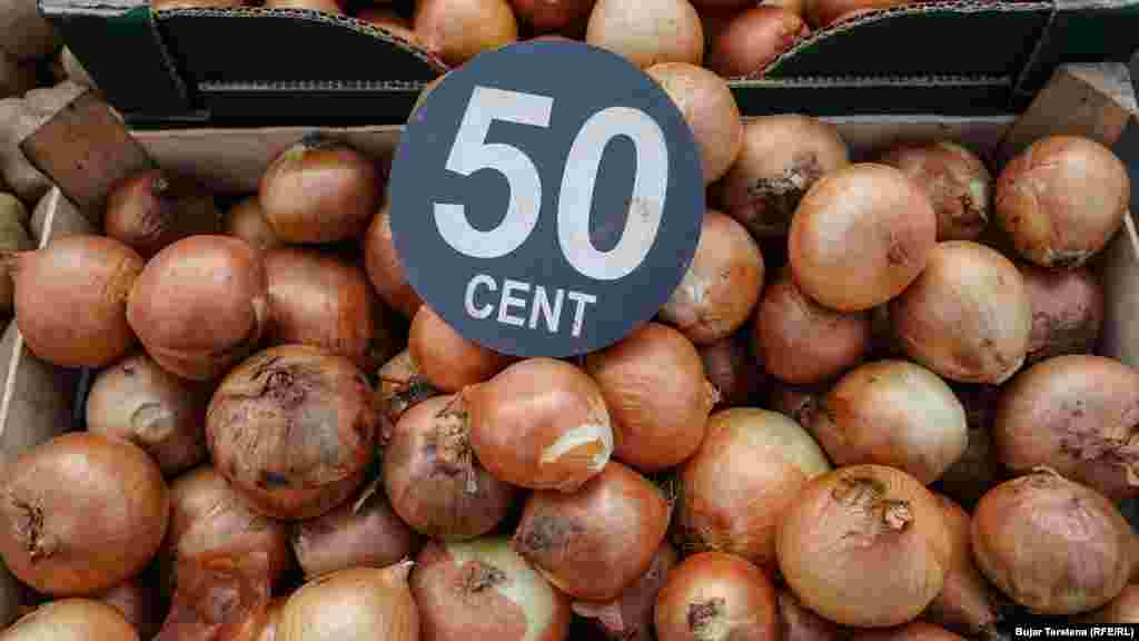 Një kilogram qepë në Tregun e Gjelbër po shitet për 50 centë.&nbsp;