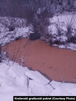 Zagađenje potoka za koje stanovnici odgovornim smatraju krečanu