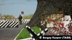 Un soldat la un punct de control de menținere a păcii pe un pod peste râul Nistru, în orașul Bender.