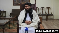 Portparol talibana Zabihullah Mudžahid odgovara na pitanja tokom intervjua za AFP u Kabulu 22. januara 2022.