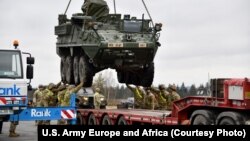 Vojska Sjeverne Makedonije nabavlja i "strajker" oklopna vozila. Na fotografiji američki oklopni transporteri "strajker" spremni za slanje u Rumuniju, iz baze u Vilseku u Njemačkoj, februar 2022.