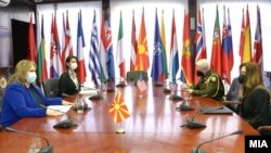 Министерката за одбрана Славјанка Петровска на денешната средба со амбасадорката на САД во нашата земја, Кејт Брнз.