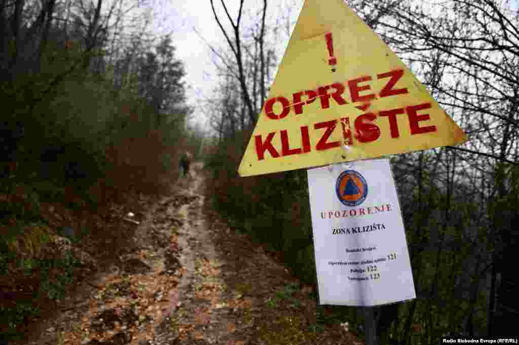 Situacija na lokalitetu Curine njive, na području Opštine Stari Grad, pod nadzorom je nadležnih zbog potencijalnog klizišta koje bi se moglo pokrenuti uslijed obilnih padavina u proteklih nekoliko dana.